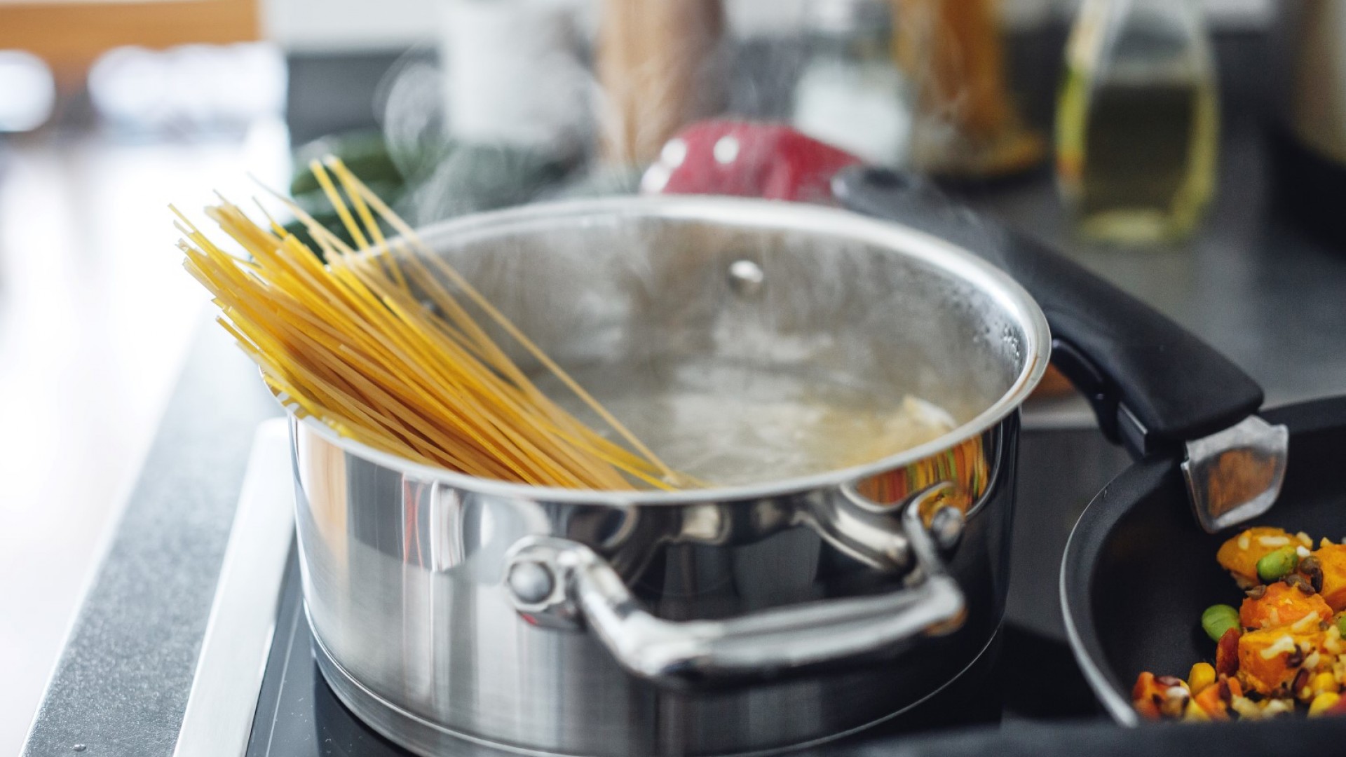 Ето какво шеф-готвачите никога не слагат във водата, когато варят паста