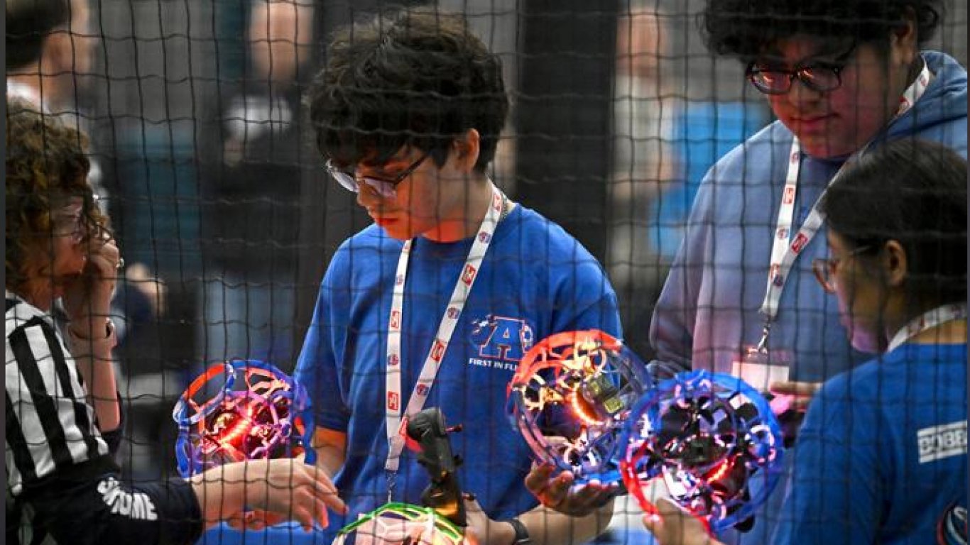 Българският отбор по дрон футбол търси подкрепа за Световното първенство в Шанхай