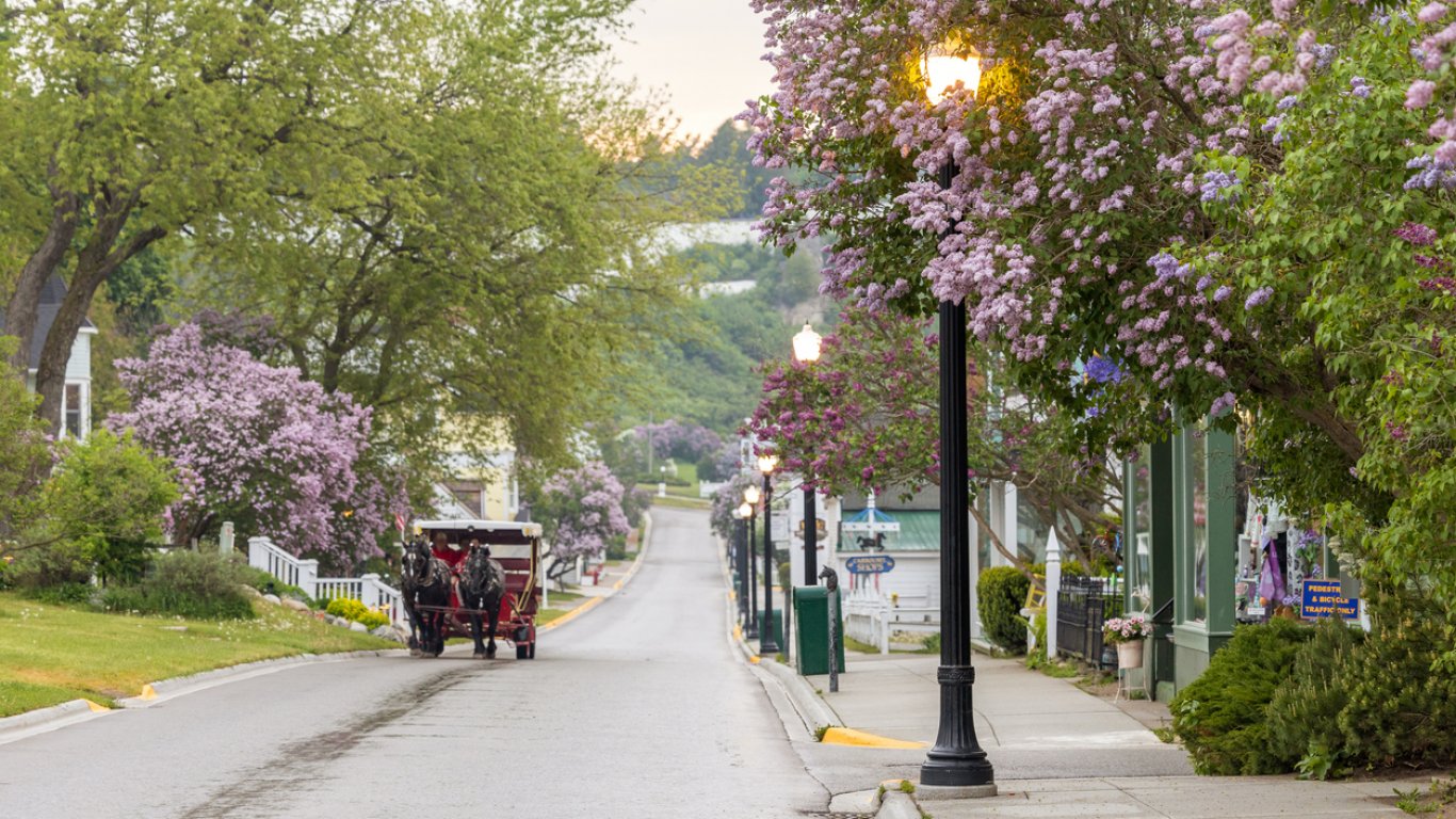 Макинак – островът, където времето се движи с тропота на конски копита, а автомобилите са само спомен