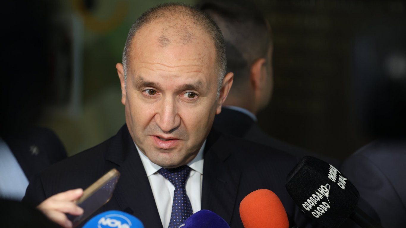 Румен Радев наложи вето върху промените за особения управител на "Лукойл"