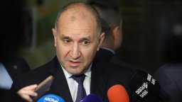 Румен Радев наложи вето върху промените за особения управител на "Лукойл"