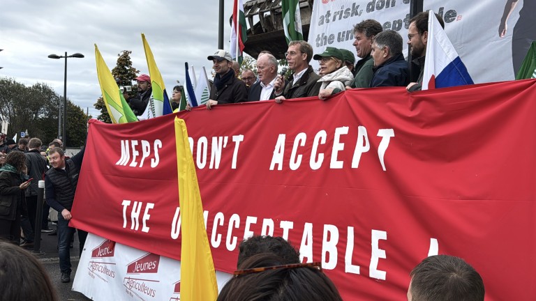 Фермери обсадиха с трактори Европейския парламент в Страсбург (снимки)