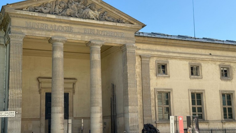 3 дни след удара в Лувъра, китайка е арестувана за кражбата на близо 6 кг самородно злато от музей в Париж