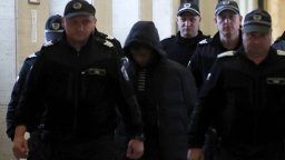 Откараха с линейка от съдебната зала в "Пирогов" задържания за убийството в мола 
