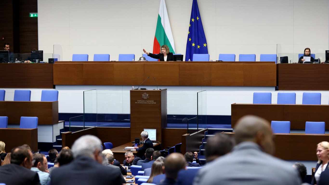 НС прие по спешност правилата за контрол над сделките с "Лукойл"