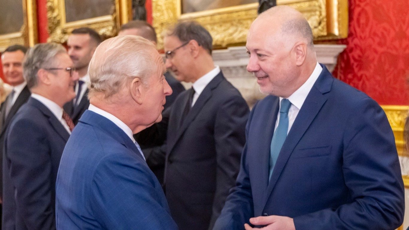 Росен Желязков разговаря с крал Чарлз III в Лондон и го покани в България