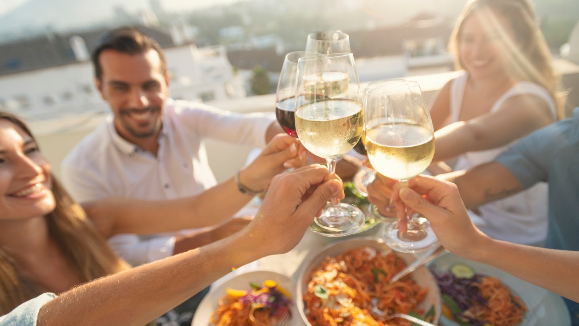 Добре е да знаем: Какви салати се комбинират добре с бяло вино и розе