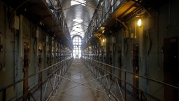 Саркози е охраняван в затвора от двама полицаи в съседни килии