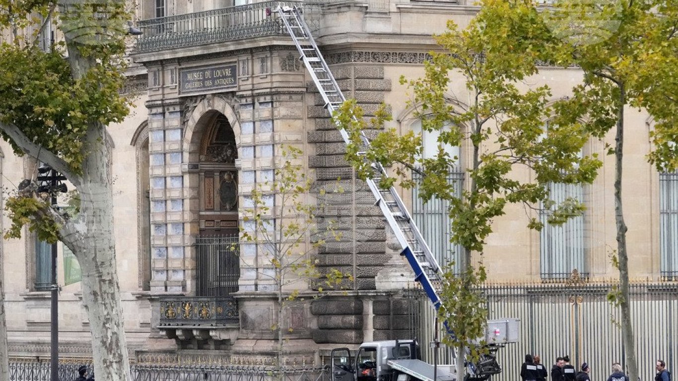 Двама задържани във връзка с обира на бижута от Лувъра в Париж