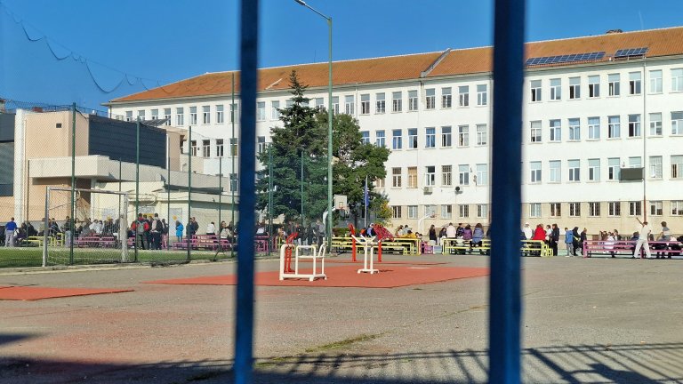 Бой между ученички наложи евакуация в училище в Бургас, откараха учителка с линейка в болница