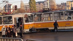 Два трамвая се удариха в района на гара "Подуяне"