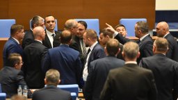 Киселова прекъсна пленарното заседание след скандал между "Възраждане" и ДПС-НН