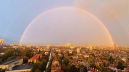 Огнен изгрев и двойна дъга озариха София (снимки)