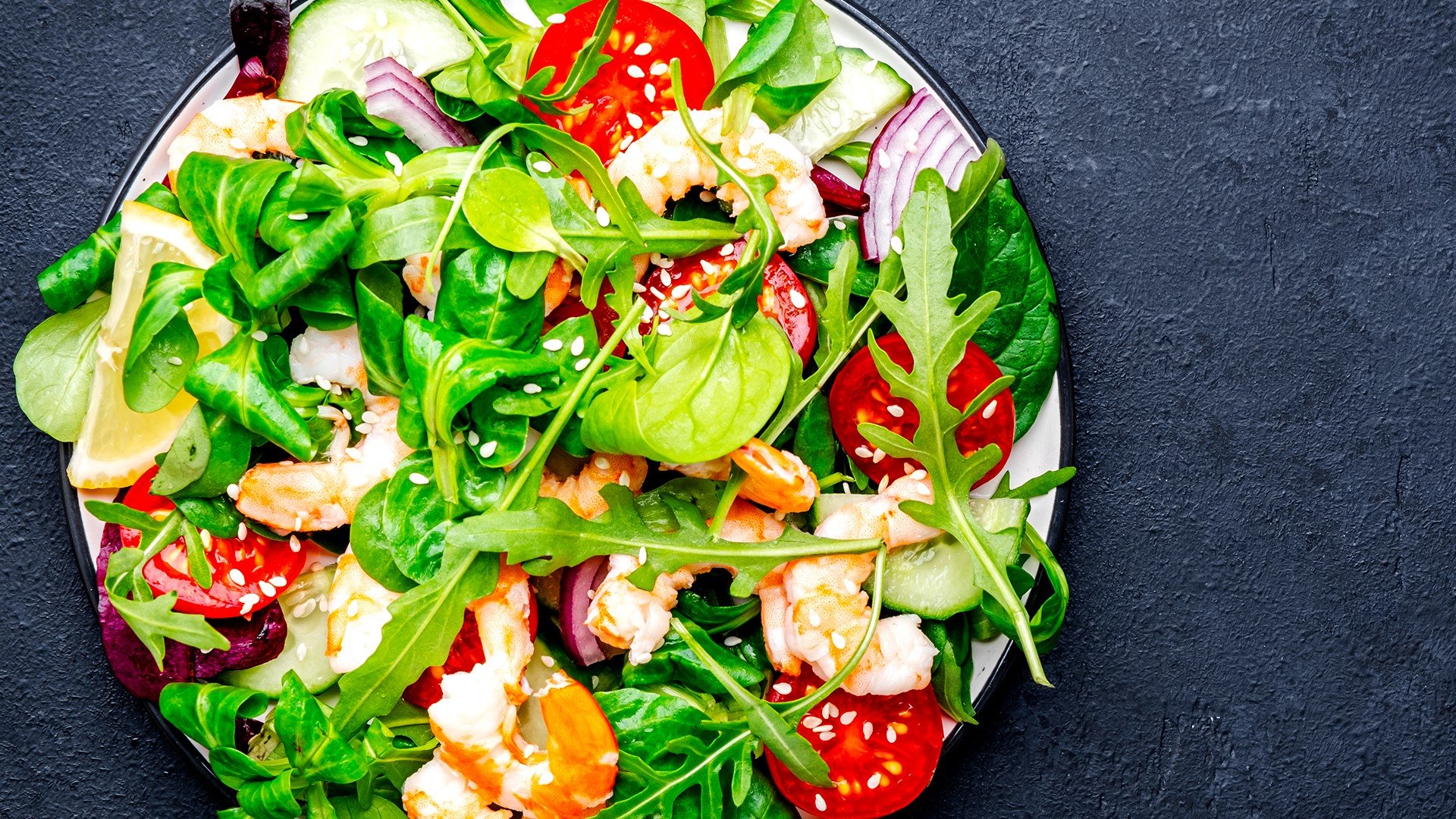 Салата с пикантни скариди и чери домати