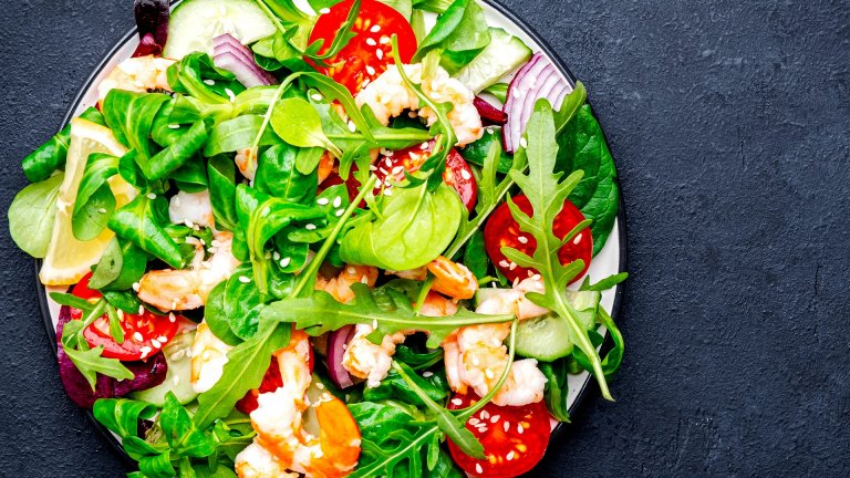 Салата с пикантни скариди и чери домати