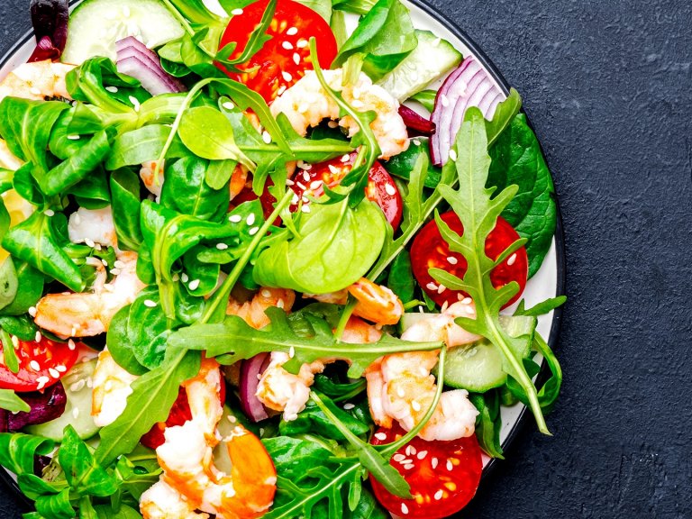 Салата с пикантни скариди и чери домати