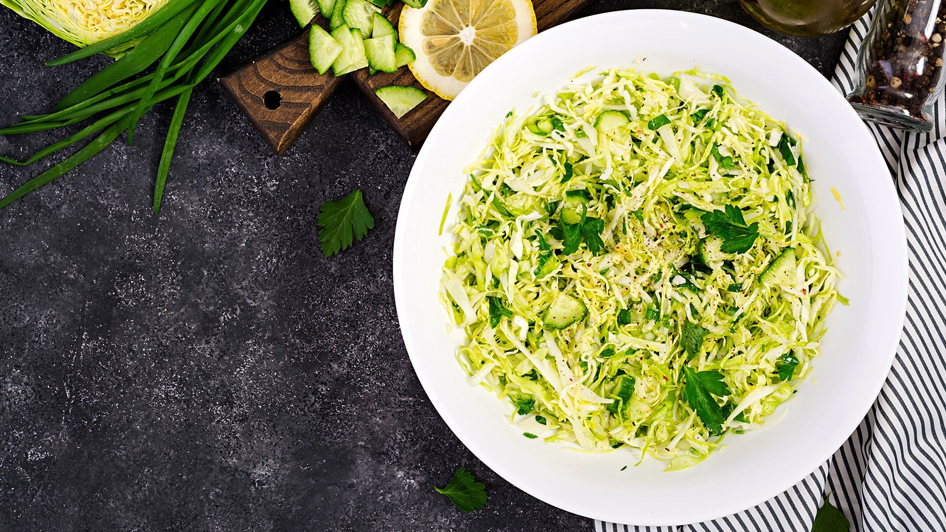 За гарнитура: Зелева салата с чесън