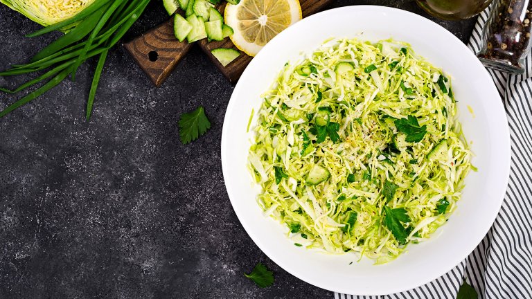 За гарнитура: Зелева салата с чесън