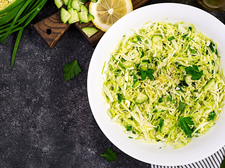 За гарнитура: Зелева салата с чесън