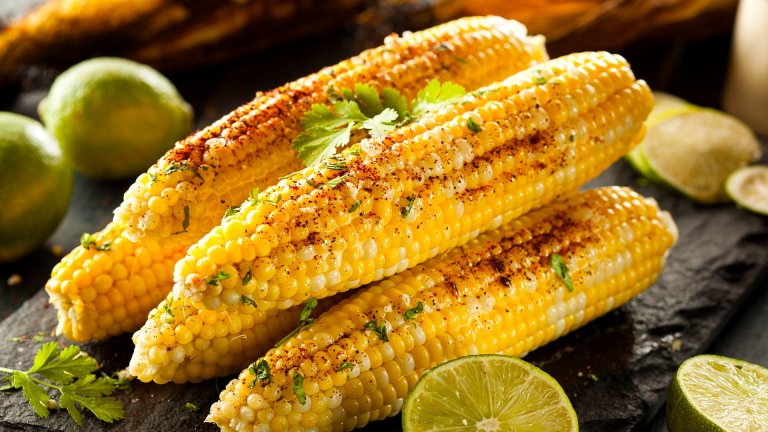 Грилована царевица с пикантно масло