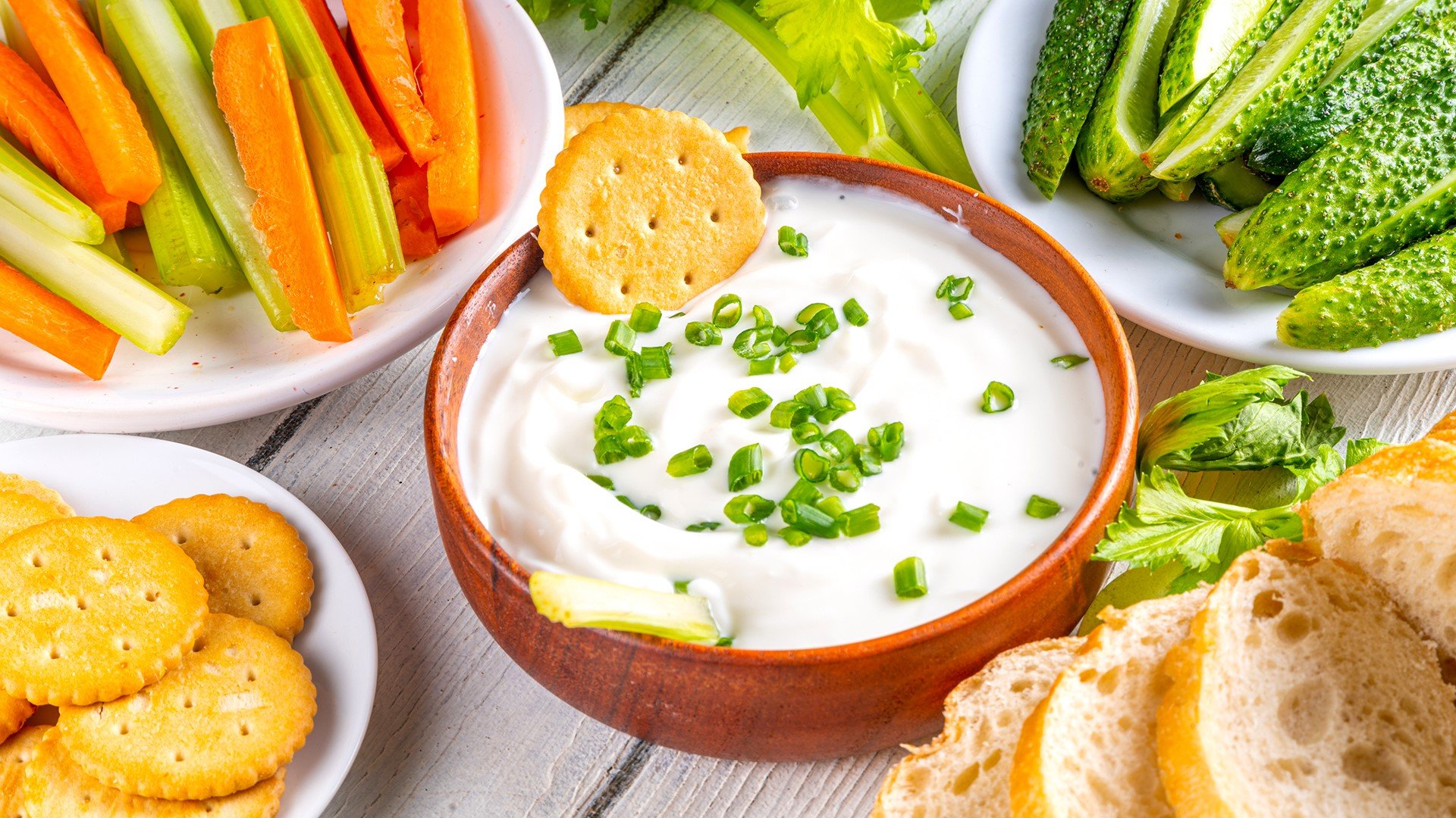 За 10 минути: Свежа разядка от извара, орехи и зелении