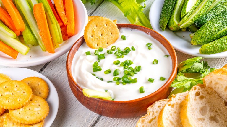 За 10 минути: Свежа разядка от извара, орехи и зелении