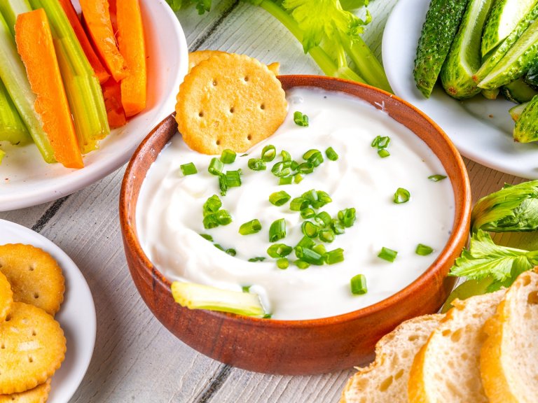 За 10 минути: Свежа разядка от извара, орехи и зелении