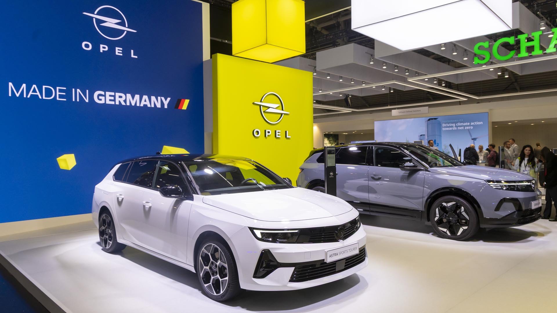 Opel Astra Sports Tourer и Grandland Electric AWD