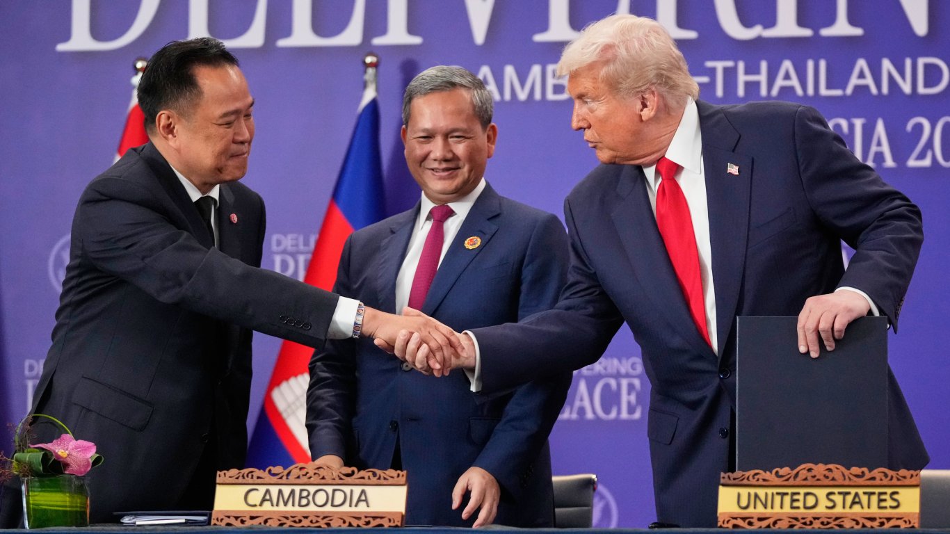 Тръмп посредничи в историческо споразумение за мир между Камбоджа и Тайланд