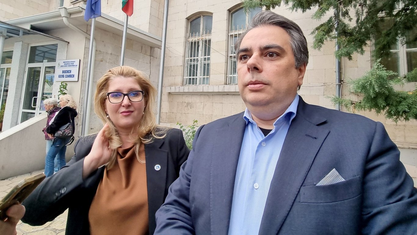 Асен Василев: Възможно е поскъпване на горивата за месец-два