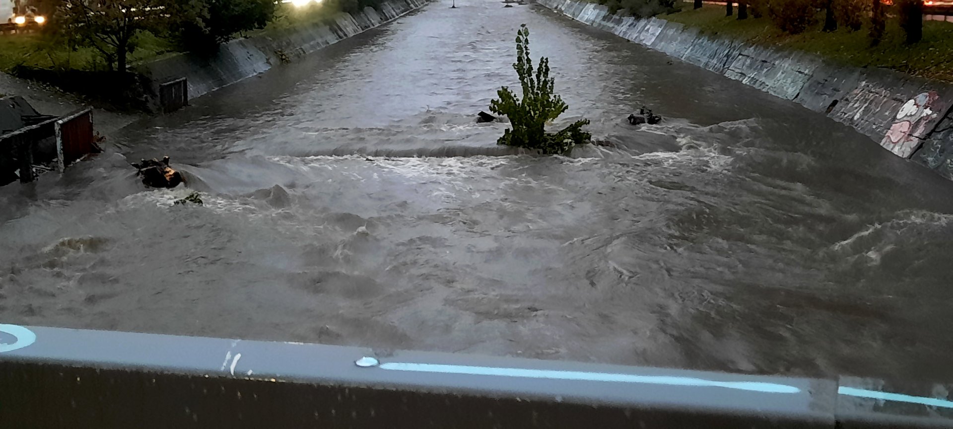 Затвориха пътя към Самоков заради наводнения и паднали скали