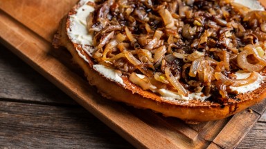 Двете прости съставки, които ще направят карамелизирания лук неустоим