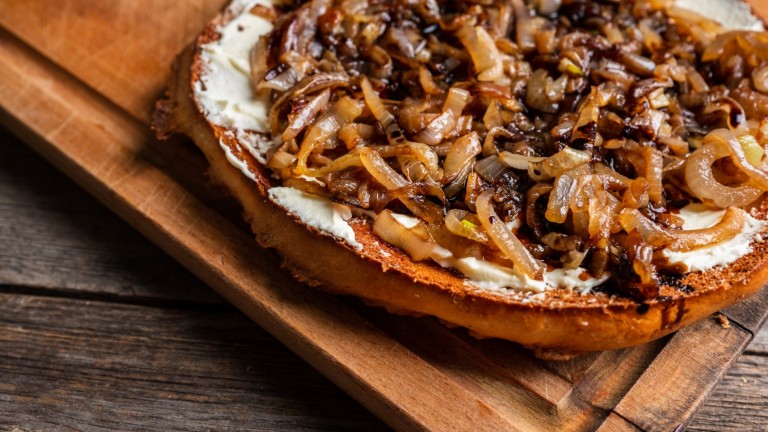 Двете прости съставки, които ще направят карамелизирания лук неустоим