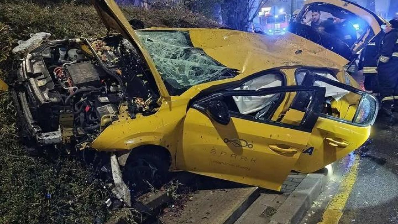 Трима 19-годишни са в болница, след като кола падна от мост на "Цариградско шосе"