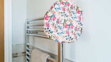 Хотелската шапка за душ: Малкият детайл, който може да ви спаси в неочаквани ситуации