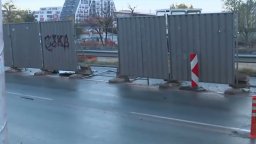 Предпазна ограда от изкопа за метрото се откъсна и удари движеща се кола в София