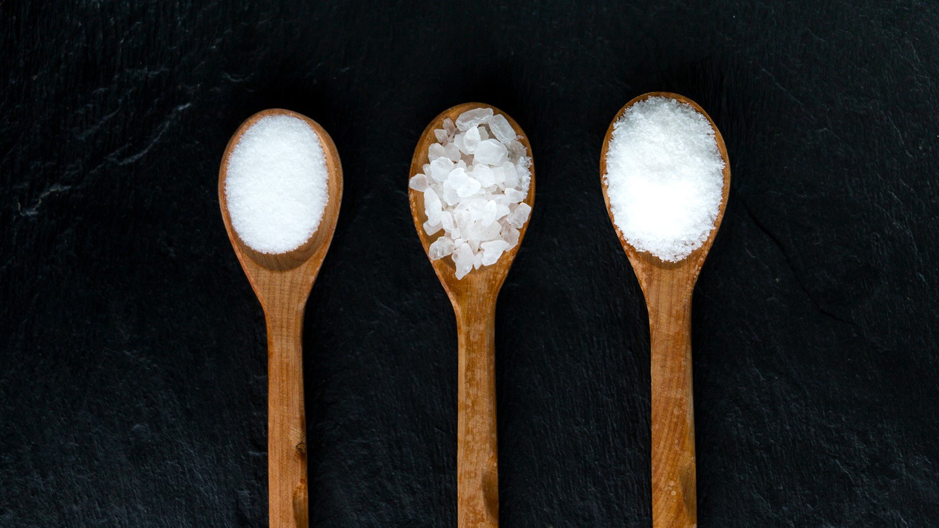 Едро или фино смляна сол: Коя кога да използваме