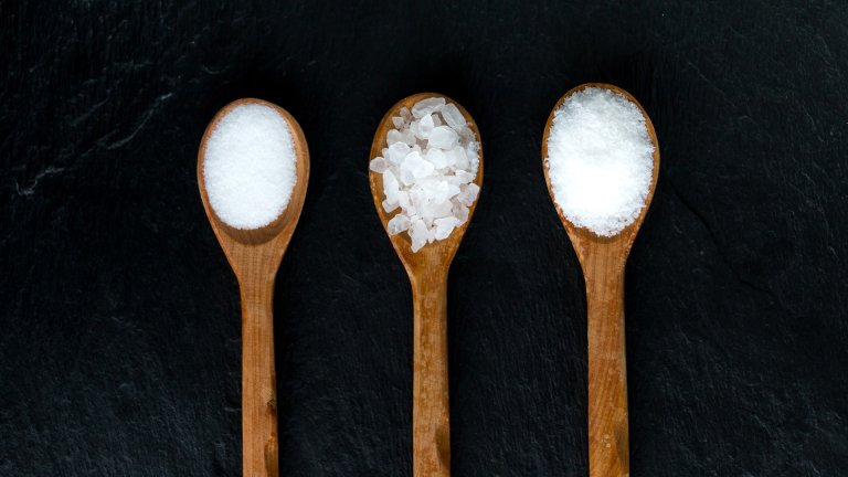 Едро или фино смляна сол: Коя кога да използваме