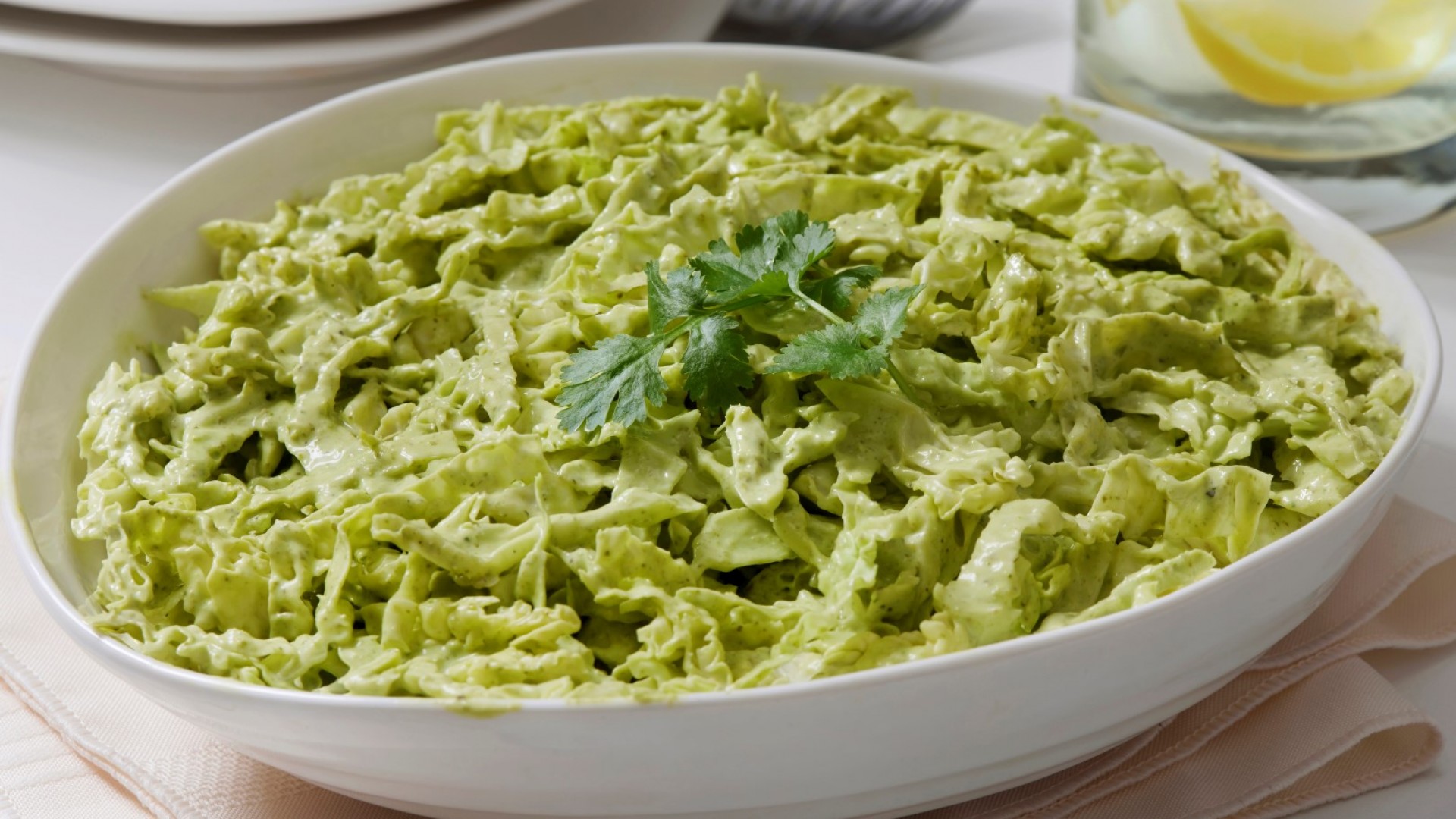 Стъпка по стъпка: Как да си направим известната от TikTok салата Green Goddes