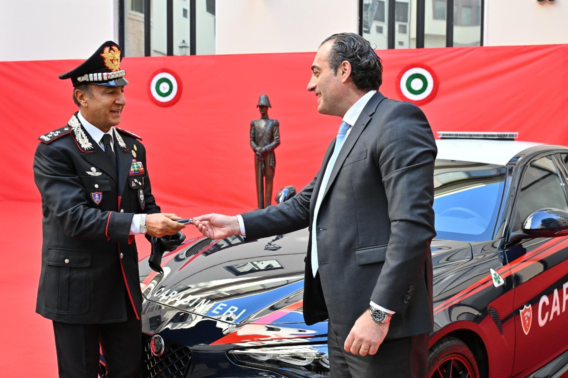 Антонио Филоза (в дясно) връчва ключа за Alfa Romeo Giulia Quadrifoglio на генерал Салваторе Луонго