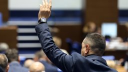 НС отхвърли законопроектите за младите лекари, ще вдигат заплатите им с бюджетни закони