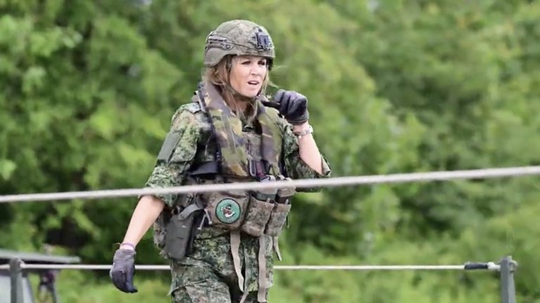 Нидерландската кралица Максима облече камуфлаж и участва във военни учения