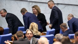 Стойнев: Предсрочни избори няма да има, Киселова плати цената за еврозоната 