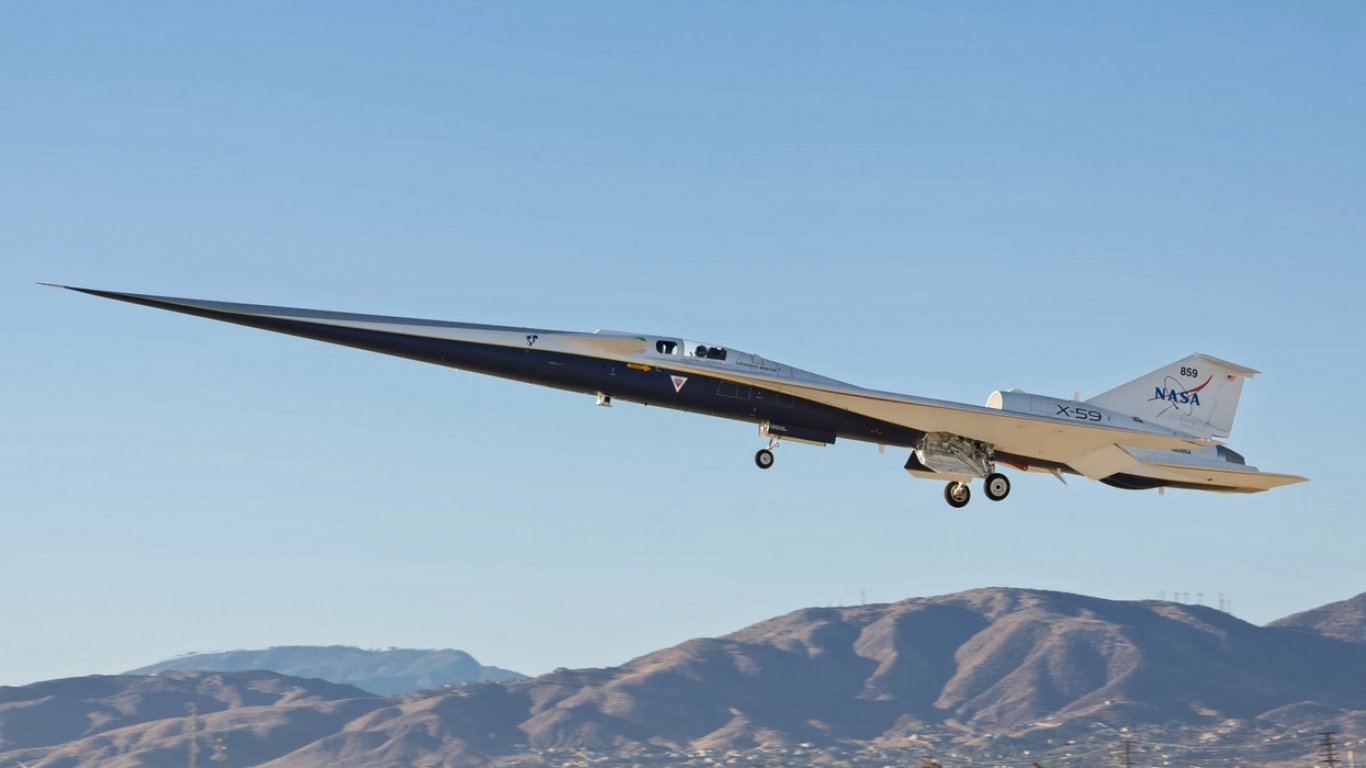 Пръв полет за безшумния свръхзвуков самолет на НАСА