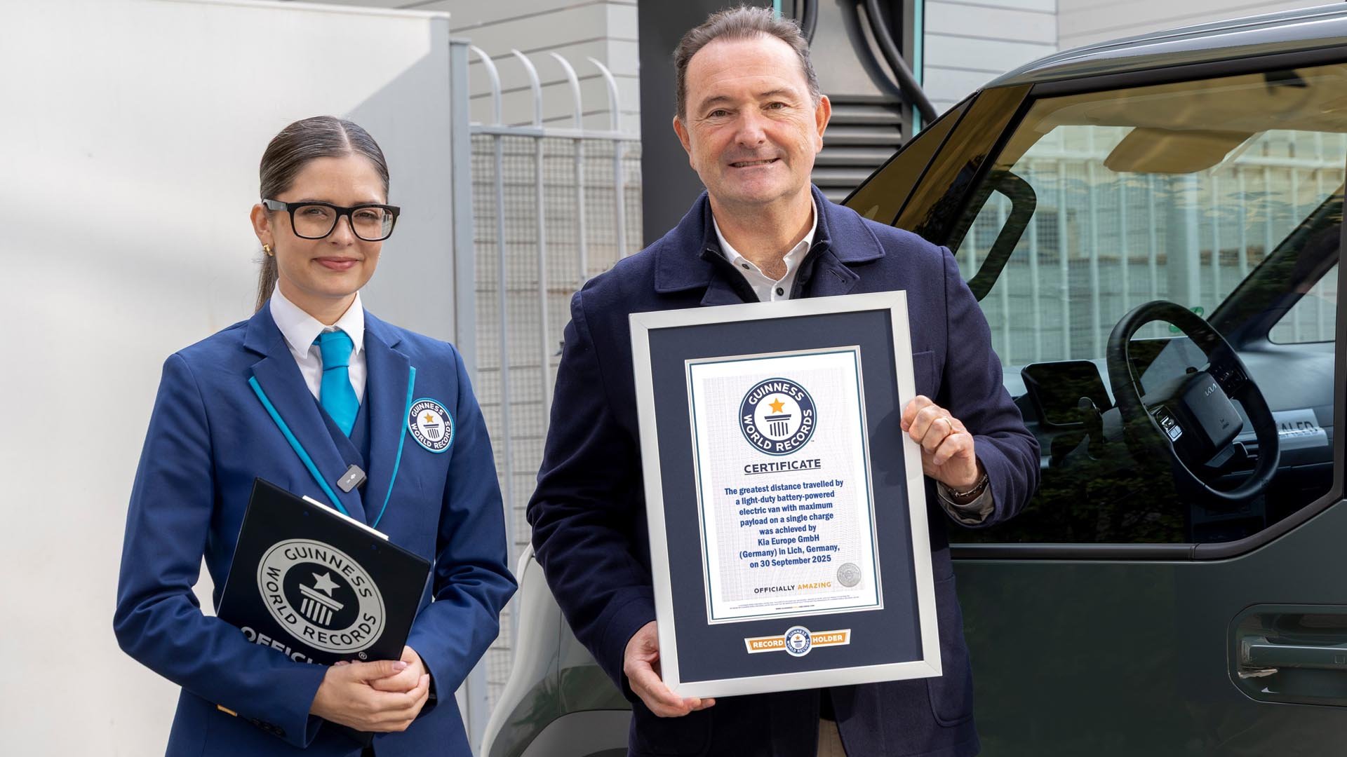 Журито на Гинес Джоан Брент с главния изпълнителен директор на Kia Европа Марк Хедрих