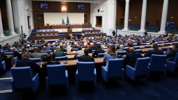 Мнозинството отхвърли две президентски вета за ДАР и ДАТО, само двама от БСП зад Радев