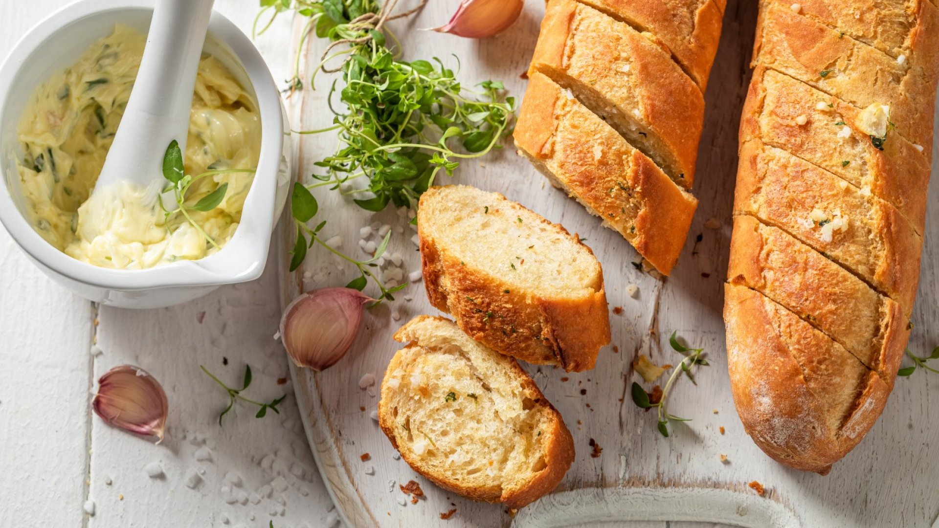 Багета с моцарела и домашно песто