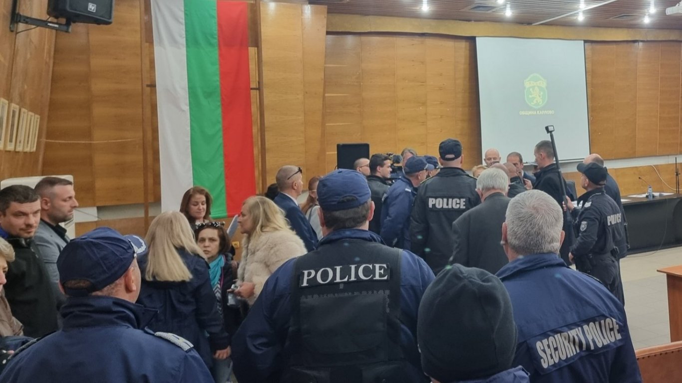 На фона на напрежение, протест, охрана и полиция Карлово каза "да" на завода за барут (снимки)