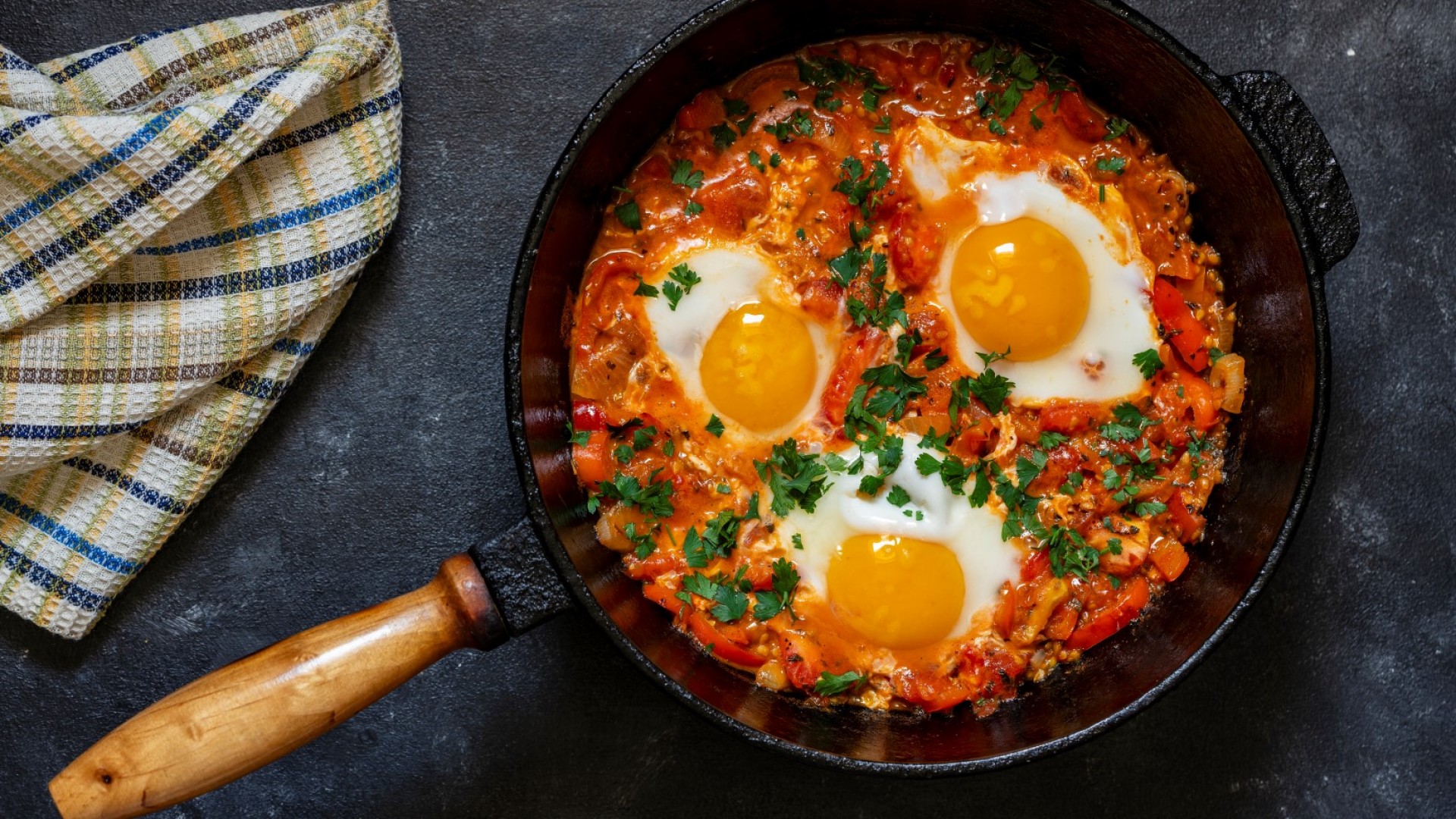 Чугунен срещу тиган с незалепващо покритие: Кой да предпочетете