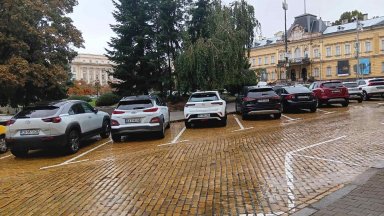 Предлагат 600 евро за паркиране на електрически коли в платените зони на София
